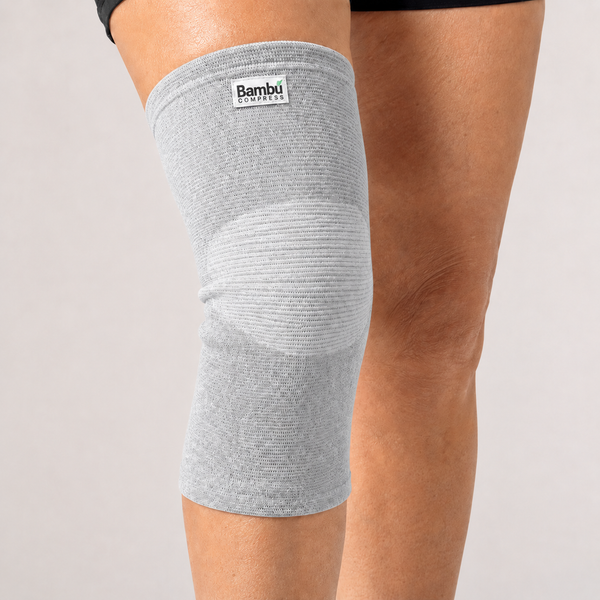 Rodillera ortopédica de compresión suave de fibra de bambú Bambu Compress puesta en la rodilla