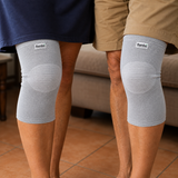 Dos personas adultas usando rodilleras de compresión de bambú Bambu Compress para el dolor articular