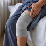 Adulto mayor con rodillera de bambú Bambu Compress para aliviar el dolor y el desgaste de la rodilla